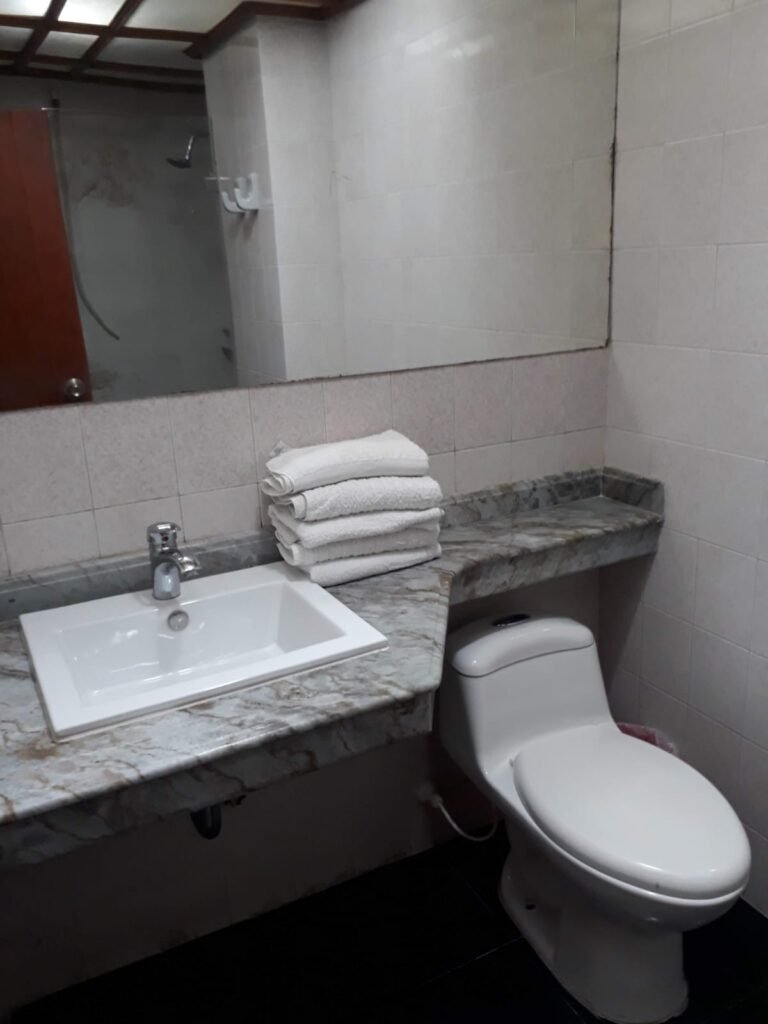 Baño Apartamento Amoblado 1301AT Dos Alcobas Edificio Cartagena Escape Plaza