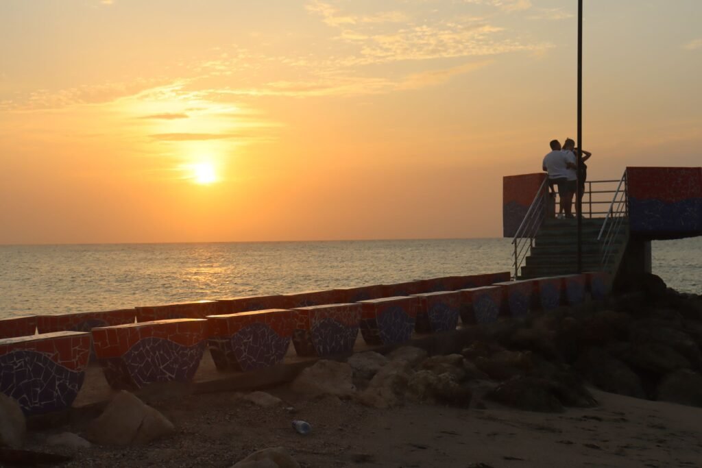 Atardecer en Cartagena, sector Parque de La Marina detrás del muelle de La Bodeguita